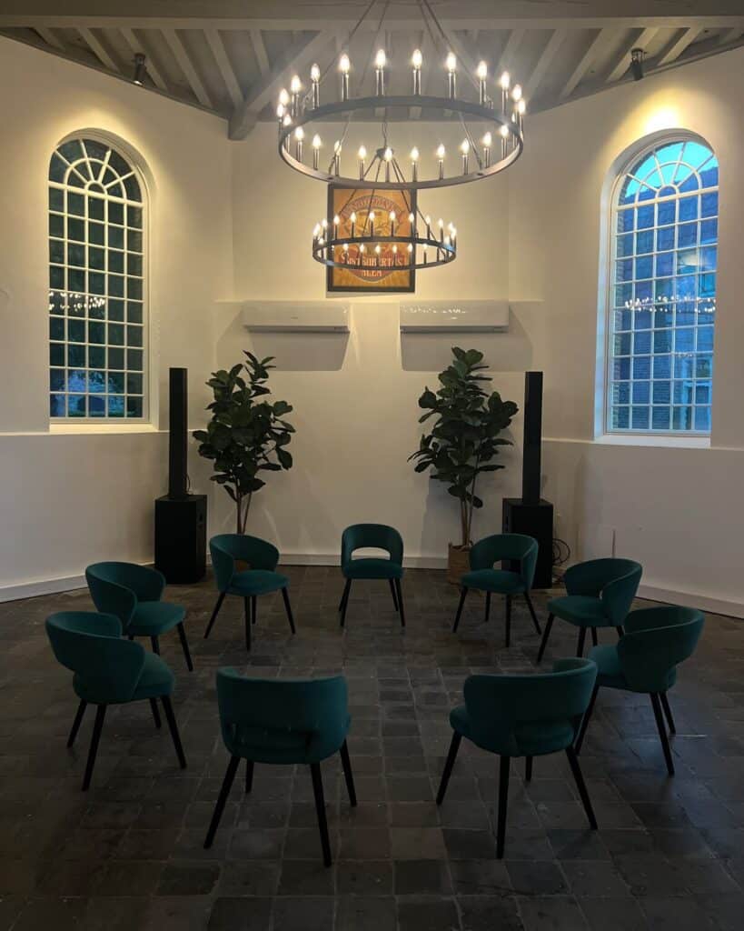 Kring van stoelen in het oude Nederlands Hervormd kerkje in Alem - mannengroep regio Den Bosch, Zaltbommel en Gorinchem